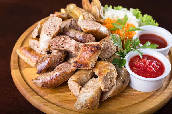 Çeşitli sosis sosu ile