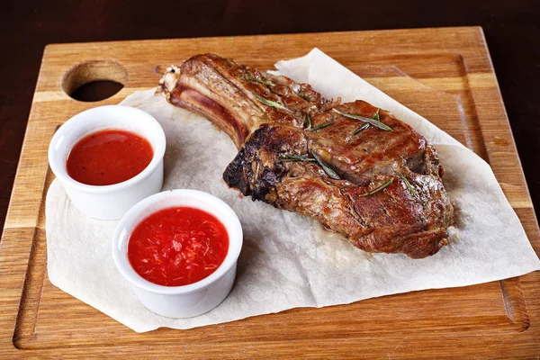 Ribeye steak med sås — Stockfoto