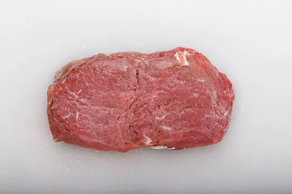 Nyers steak a fehér hajón — Stock Fotó