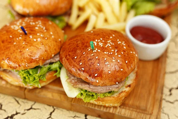 Hamburgery s hranolky — Stock fotografie