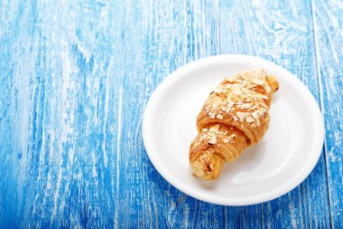 kruvasan badem kahvaltı ile