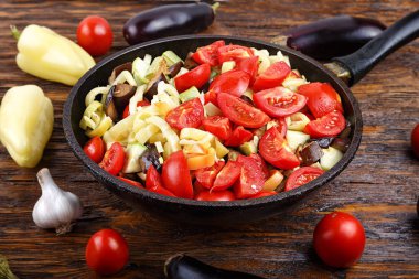 bir tavada sebze dilimlenmiş