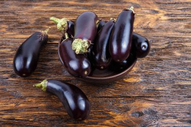 hasat patlıcan ahşap bir masa üzerinde