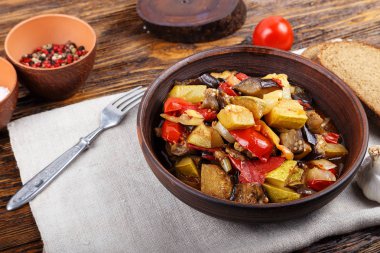 plaka üzerinde demlenmiş patlıcan