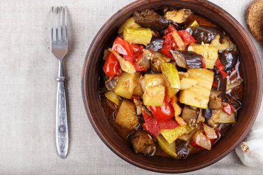 plaka üzerinde demlenmiş patlıcan