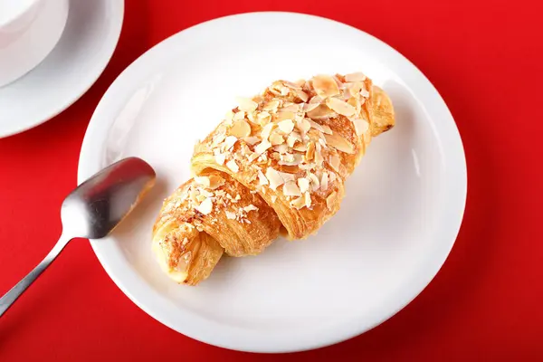 Mic dejun croissant pe un fundal roșu — Fotografie, imagine de stoc