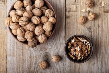 Ceviz ahşap arka plan üzerinde bir kil plaka. Üstten Görünüm