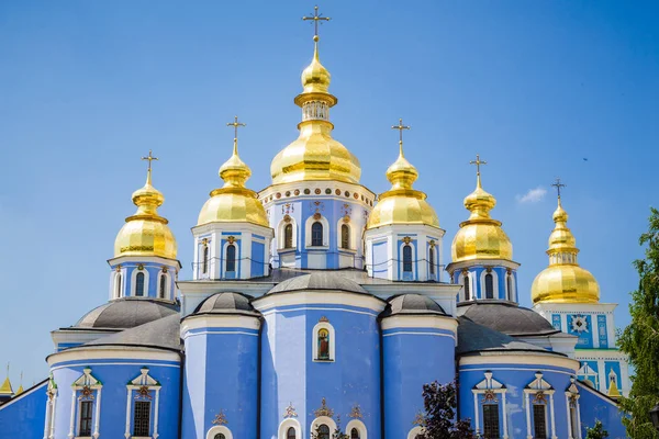 Cúpulas de la catedral Mikhailovsky, Kiev, Ucrania — Foto de Stock