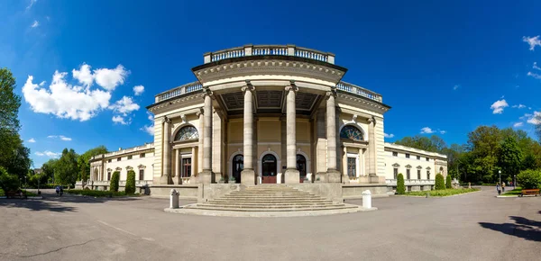 ウクライナの列を持つ宮殿 — ストック写真