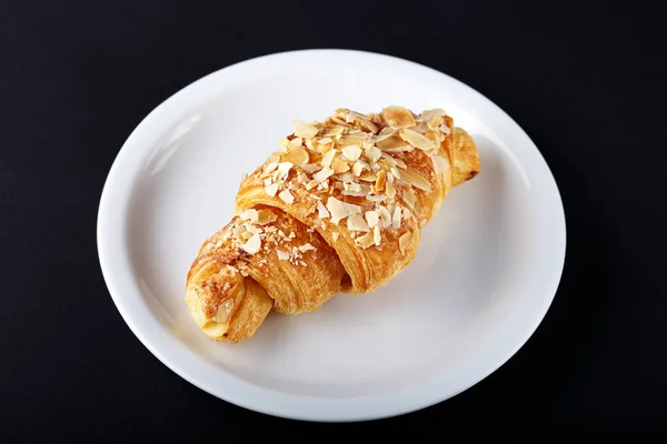Mic dejun croissant pe un fundal negru — Fotografie, imagine de stoc