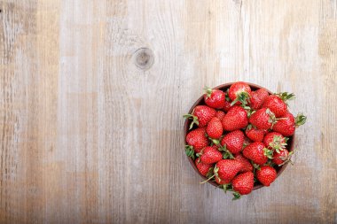 olgun çilek ile plaka