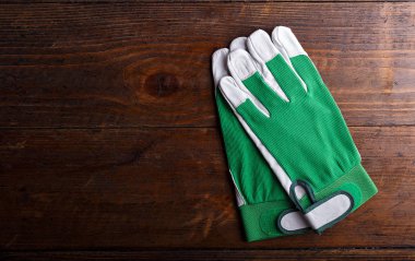 Ahşap arka plan üzerinde inşaat eldiven