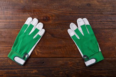 Ahşap arka plan üzerinde inşaat eldiven