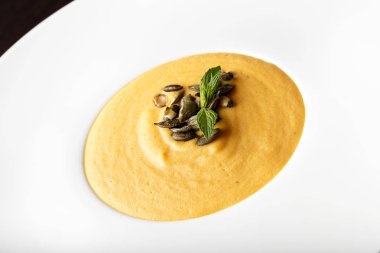 Kabak kremalı çorba, üstten görünüm