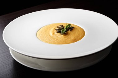 Kabak kremalı çorba, üstten görünüm