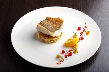 pişmiş balık fileto pike-levrek