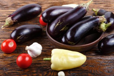 çiğ patlıcan ve domates 