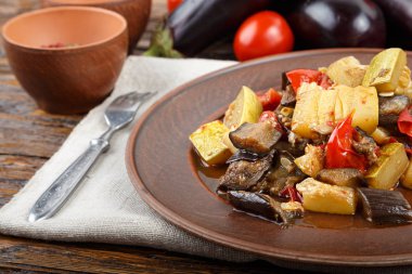 plaka üzerinde demlenmiş patlıcan