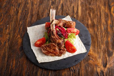 antrikot biftek kemik üzerinde