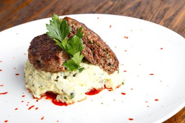 Beşamel sos, patates püresi ile