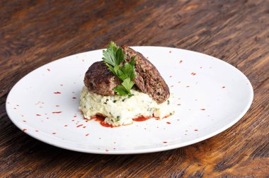 Beşamel sos, patates püresi ile