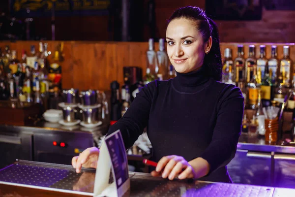 Barista ragazza al bar — Foto Stock