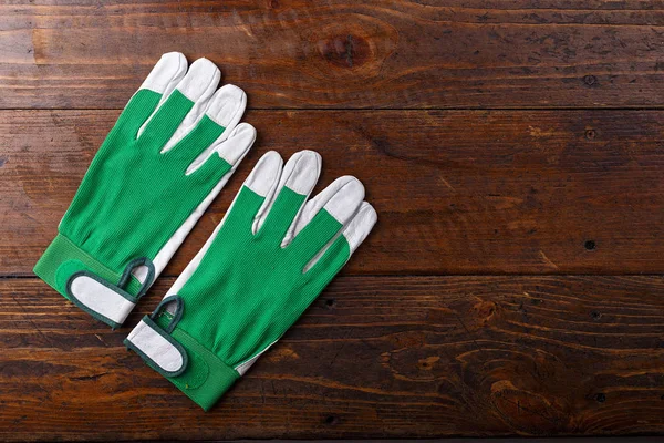 Guantes de construcción sobre fondo de madera —  Fotos de Stock