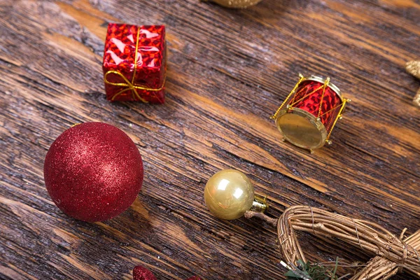 木製の背景にクリスマスのおもちゃ — ストック写真