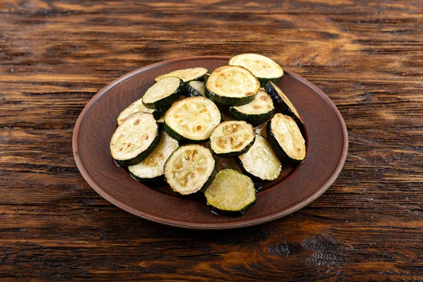 Courgettes frites dans l'assiette — Photo