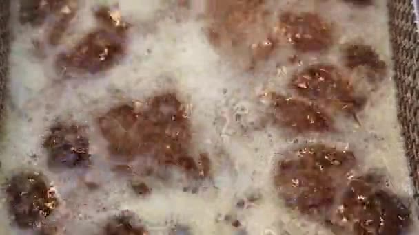 Масло кипит во время жарки — стоковое видео