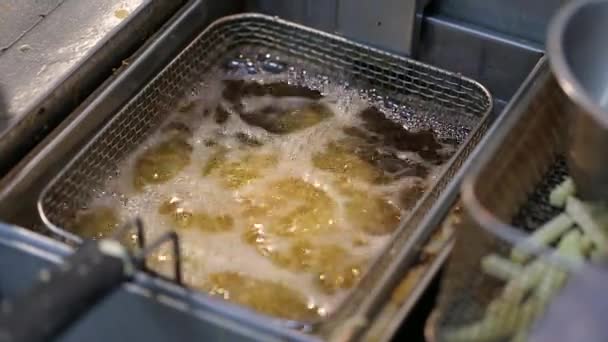 L'huile bouille profondément dans la friture — Video