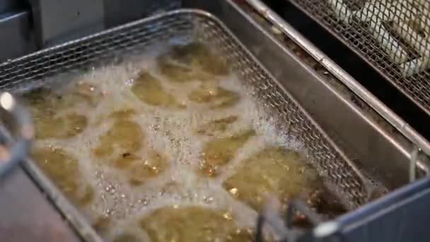 Snacks ferver em frito — Vídeo de Stock