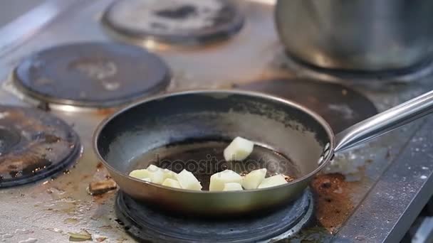 土豆炒的碎片 — 图库视频影像