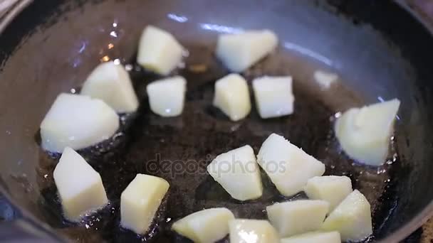 Картопля смажать на сковороді — стокове відео