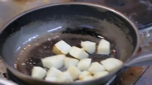 Friterad i solrosolja potatis — Stockvideo