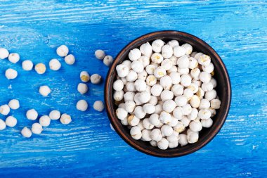 Bir kasede çiğ nohut 