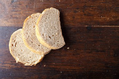 Ahşap arka plan üzerinde ekmek dilimleri