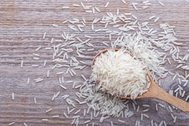 bir kaşık çiğ pirinç