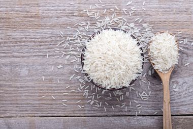 ahşap bir arka plan üzerinde pirinç