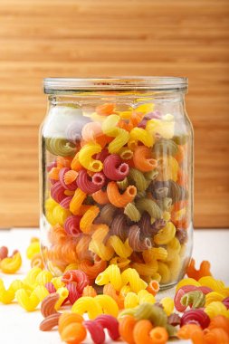 Bir kavanoz içinde çok renkli İtalyan makarna