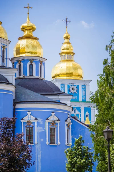 Kupole katedrály Mikhailovsky, Kyjev, Ukrajina — Stock fotografie