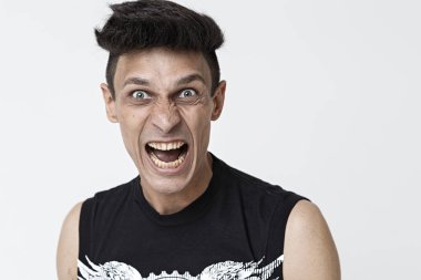 Beyaz bir arka plan üzerinde çılgın adam