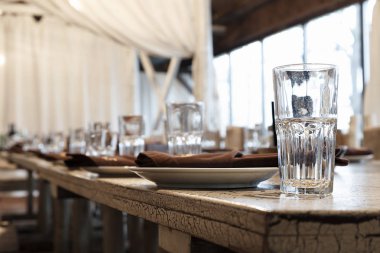 Masada boş bardaklar