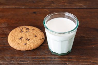 Süt bisküvi ahşap tablo ile