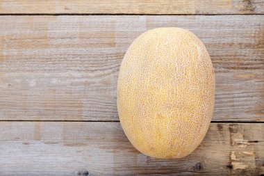 Masanın üzerinde olgunlaşmış kavun