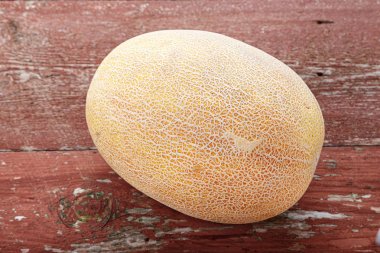 Masanın üzerinde olgunlaşmış kavun