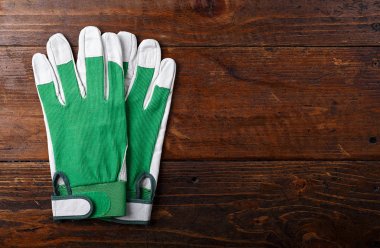 Ahşap arka plan üzerinde inşaat eldiven