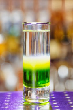 Mevsimlik arka plan üzerinde kokteyl yeşil Meksika