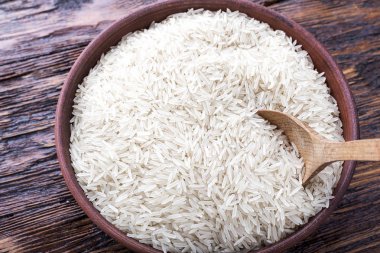 ahşap bir arka plan üzerinde pirinç