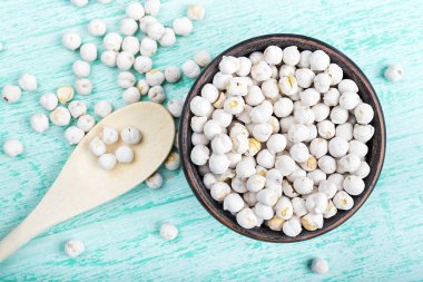 Ahşap arka planda bir kasede nohut